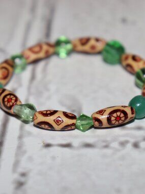 🤎💚✨ NWOT Wooden & Green Glass Beaded Bracelet · 7"